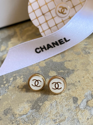 Chanel Vintage Gold Metal Gunmetal Round CC Logo Clip On Earrings Golden  ref.724208 - Joli Closet